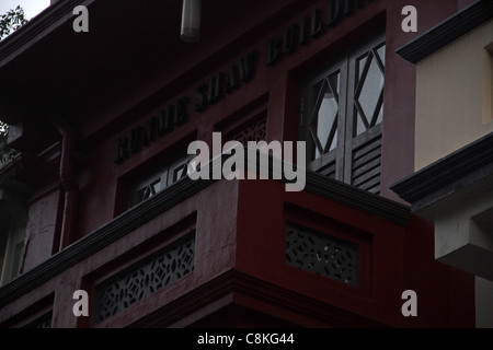 Belle détaillant sur des fenêtres à volets sur l'ancien bâtiment traditionnel dans le quartier de Chinatown, à Singapour. Banque D'Images