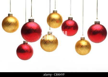 Boules de Noël suspendues sur fond blanc. Banque D'Images