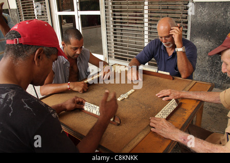 Les personnes jouant aux dominos ou dominos jeux dans les rues de La Havane, Cuba,antilles.Amérique centrale Banque D'Images