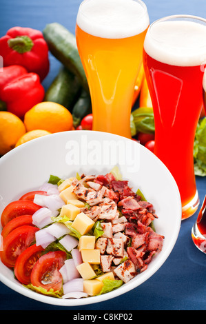 Salade césar classique frais de rouge et de bière blonde sur background, repas sain ,plus délicieuse cuisine PORTFOLIO Banque D'Images