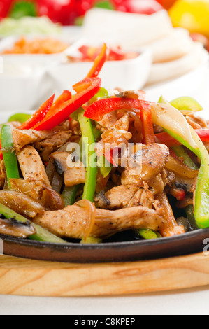 Fajita sizzling original tabagisme chaud servi sur plaque de fer et des légumes frais sur background, plus délicieuse cuisine PORTFOLIO Banque D'Images