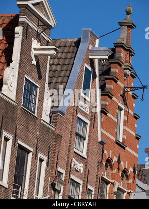 Trois façades de bâtiment historique avec différents modèles, avec ciel bleu en arrière-plan, dans le centre-ville d'Amsterdam Banque D'Images