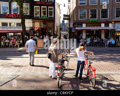 Le Spui Square d'Amsterdam est célèbres cafés bruns où certains sont situés aux Pays-Bas. Banque D'Images