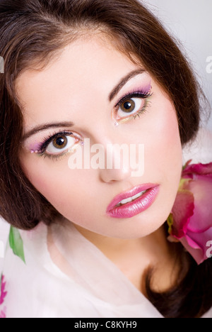 Belle jeune femme isolée sur fond blanc Banque D'Images