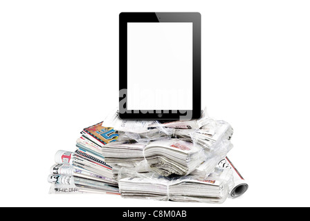 E-reader et journaux isolé sur blanc. Banque D'Images