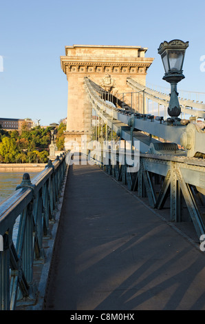 Pont des Chaînes sur le Danube à Budapest Banque D'Images