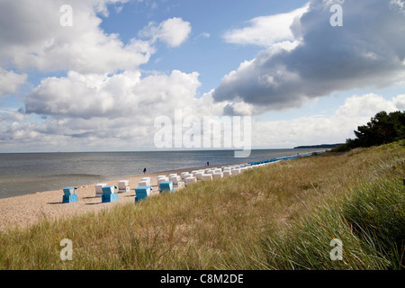 Chaises de plage 'trandkorb » sur la plage dans la station balnéaire de Zinnowitz, Usedom island, Mecklenburg-Vorpommern, Allemagne Banque D'Images