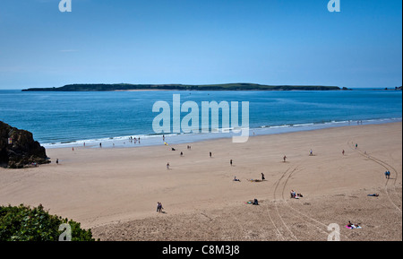 Plage de Tenby, Sud de l'île de Caldey en arrière-plan, dans le sud du Pays de Galles, Royaume-Uni Banque D'Images