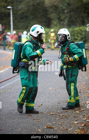 Les ambulanciers portant des masques à oxygène assister à une simulation d'accident de la circulation dans l'East Yorkshire, UK Banque D'Images