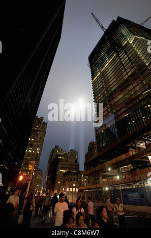 La lumière qui brille au-dessus de 9/11 memorial le nouveau World Trade Center site de construction à Manhattan. Banque D'Images