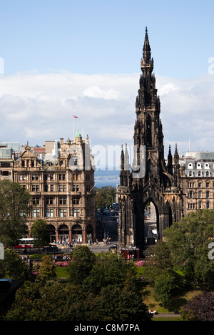 Scott Monument situé sur Princes Street d'Édimbourg, en Écosse, en vue de l'estuaire de la Forth et de la côte de Fife Banque D'Images