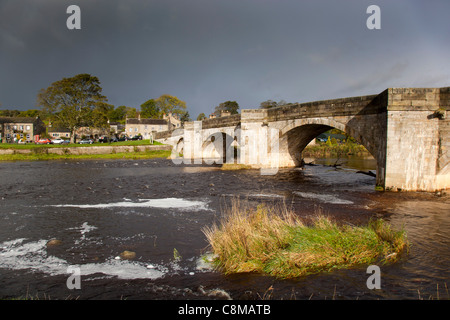 River Wharfe Burnsall ; ; ; Yorkshire UK Banque D'Images