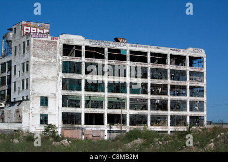 Grand bâtiment commercial vacant et abandonné Detroit Michigan USA Banque D'Images