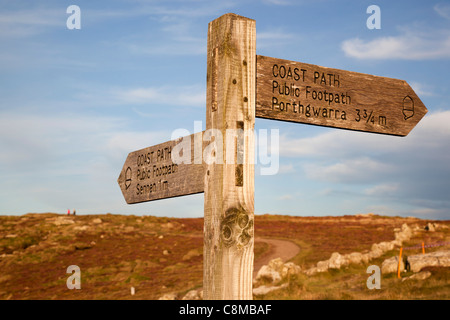 Poteau de signalisation pour Sentier du littoral ; Land's End, Cornwall, UK Banque D'Images