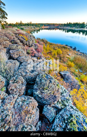 Un beau lever de soleil sur Fool Hollow Lake State Park, Arizona. Banque D'Images