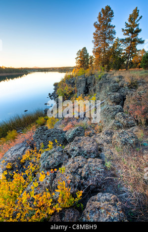 Un beau lever de soleil sur Fool Hollow Lake State Park, Arizona. Banque D'Images