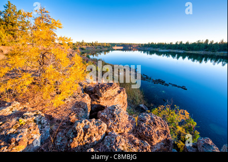 Un beau lever de soleil sur Fool Hollow Lake State Park, Arizona. Banque D'Images