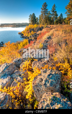 Un beau lever de soleil sur Fool Hollow Lake State Park, Arizona. Banque D'Images