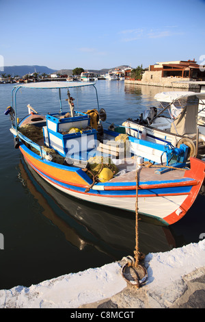 Vieux bateau de pêche amarré au port, Elounda, Crète, Grèce. Composition verticale. Banque D'Images