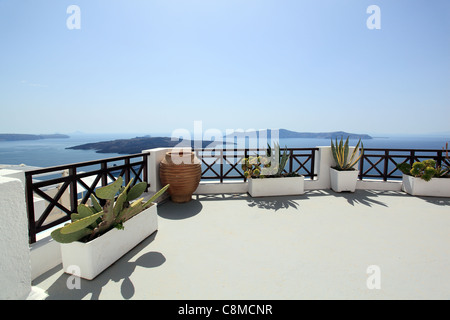 Patio donnant sur la mer Égée, l'île de Santorin, Fira, Grèce Banque D'Images