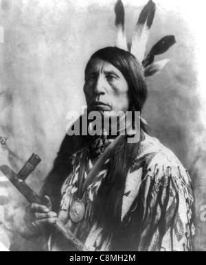 Jack Red Cloud, chef indien holding calumet de la paix. Banque D'Images