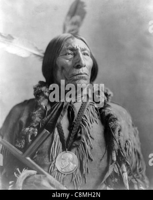 Chef Wolf Robe, chef Cheyenne du Sud, portant une médaille ronde d'argent pour la paix. Banque D'Images