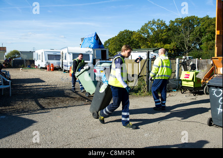 Les travailleurs refusent de Basildon Essex Conseil en travaillant à l'arrière de chargement et de vidange de la poussière panier wheely (sur roues) poubelles à l'arrière. Banque D'Images