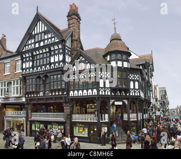 Boutiques sur pont et rues d'Eastgate, Chester Banque D'Images