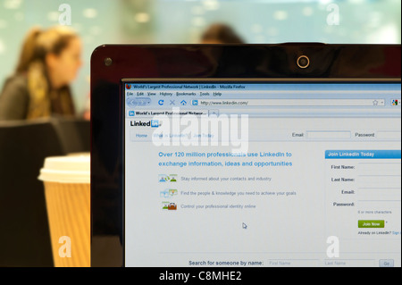Le site web de LinkedIn tourné dans un environnement (usage éditorial uniquement : -Print, télévision, e-book et le comité éditorial du site). Banque D'Images