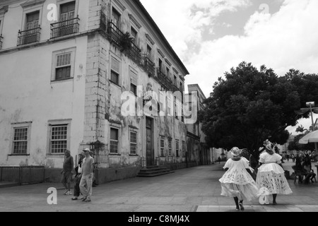 La Praça da Sé, à Salvador de Bahia, le Pelourinho. Deux femmes avec des costumes traditionnels. Banque D'Images