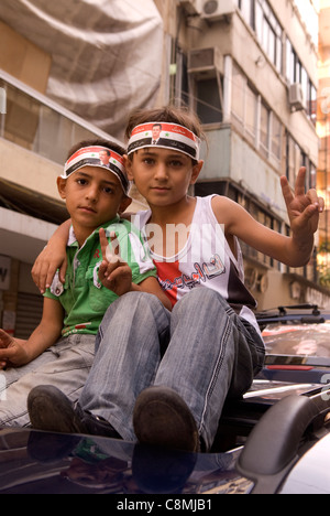 De jeunes partisans du régime syrien de Bachar al-Assad au cours d'une manifestation à Hamra, Beyrouth ouest, le Liban le 23.10.2011. Banque D'Images