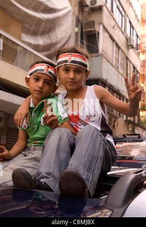 De jeunes partisans du régime syrien de Bachar el Assad, lors d'une manifestation à Hamra, Beyrouth ouest, le Liban le 23.10.2011. Banque D'Images