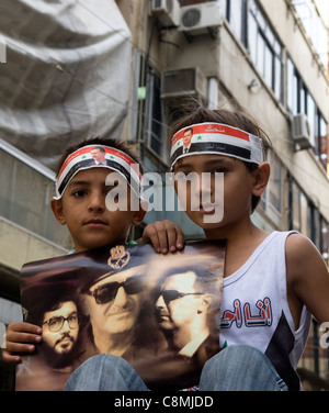 De jeunes partisans du régime syrien de Bachar el Assad, lors d'une manifestation à Hamra, Beyrouth ouest, le Liban le 23.10.2011. Banque D'Images