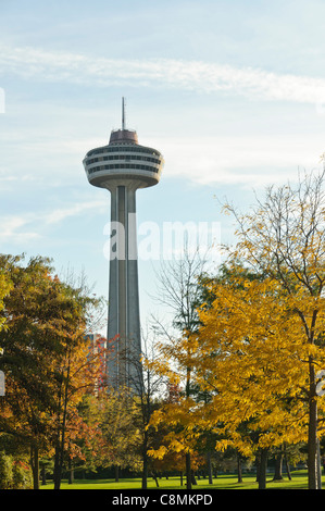 Vue panoramique à l'automne de la tour Skylon et son restaurant tournant qui se trouve 775 mètres au-dessus de la base des chutes de Niagara, Banque D'Images