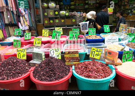 Herbes et épices vendus dans le marchés colorés du Caire islamique. Banque D'Images