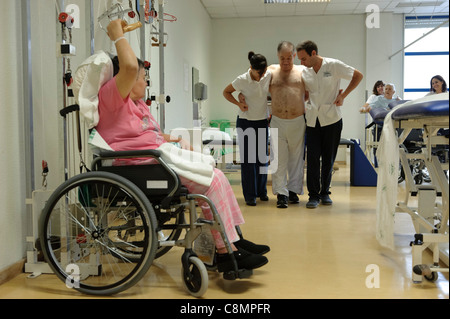 Les patients de faire des exercices de réadaptation physique au gymnase de physiothérapie de l'hôpital. Banque D'Images