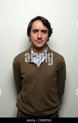 Portrait de jeune homme sérieux sur fond blanc Banque D'Images