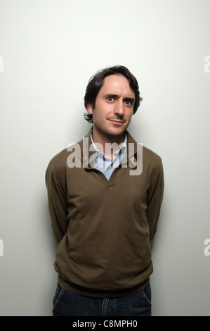Portrait de jeune homme à la caméra de façon suspecte Banque D'Images