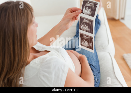 Charmante femme enceinte à l'échographie à un Banque D'Images