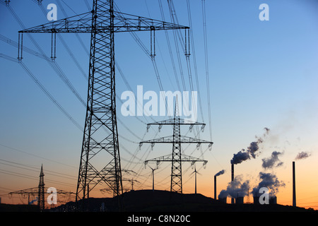 Les lignes électriques à haute tension, la centrale électrique, l'énergie éolienne parc, coal power station Scholven, AEON company, à Gelsenkirchen, Allemagne. Banque D'Images