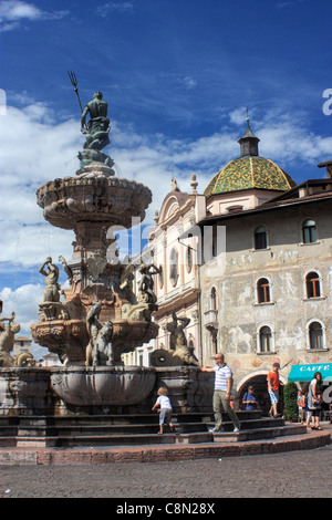 Fontaine de Neptune et cas Cazuffi-Rella chambre à Piazza Duomo, dans le centre de Trento, Italie Banque D'Images