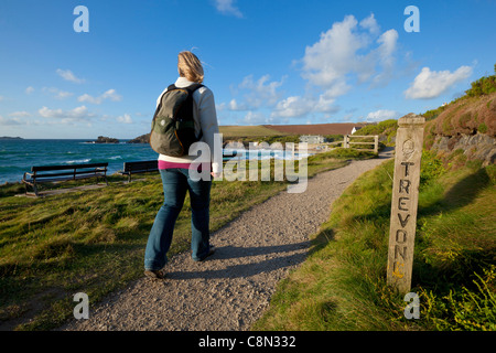 Female Walker on Coastal Path, Summer, Newtrain Bay, Trevone Bay, Cornwall Coast, England, GB, UK, EU, Europe Banque D'Images