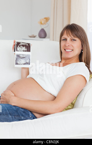 Près d'une femme enceinte montrant son bébé échographie Banque D'Images
