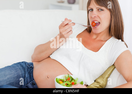 Close up of a happy pregnant woman eating a salad Banque D'Images