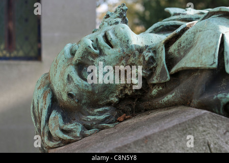 Tombe de l'ancien homme politique français, assassiné, Jean-Baptiste-Alphonse-Victor Baudin, cimetière de Montmartre, Paris, France Banque D'Images