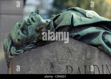 Tombe de l'ancien homme politique français, assassiné, Jean-Baptiste-Alphonse-Victor Baudin, cimetière de Montmartre, Paris, France Banque D'Images