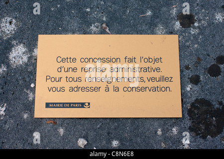 Inscrivez-vous sur tombe au cimetière de Montmartre, Paris, France - le centre de Paris sont déterrés décédé après une période de 'prepaid' concession Banque D'Images