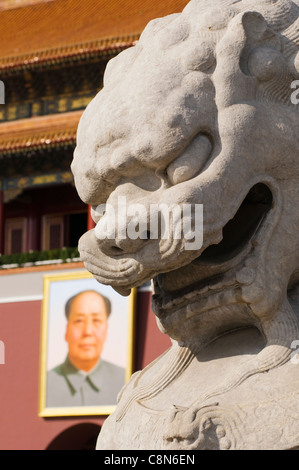 La Chine, Pékin, La Cité Interdite, portrait de Mao Zedong et statue Banque D'Images