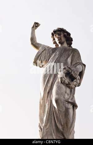 Angel statue, isolé sur fond blanc. Whangarei, Northland, Nouvelle-Zélande. Banque D'Images