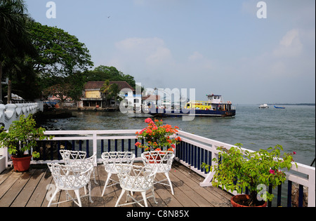 Surplombant le terminal des ferries de fort Cochin Vypeen depuis la terrasse de l'hôtel Brunton Boartyard, Cochin également connu sous le nom de Kochi, Kerala, Inde du Sud Banque D'Images